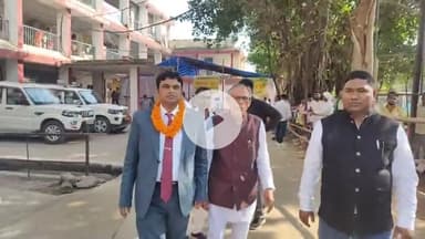 बहुजन समाज पार्टी के प्रत्याशी नामांकन करके निकलते हुए