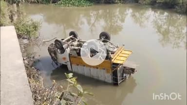 हरदोई: पिकअप डाला अनियंत्रित होकर सड़क से करीब 20 फीट नीचे भैंसटा नदी में गिरा, 2 लोग घायल, चालक फरार