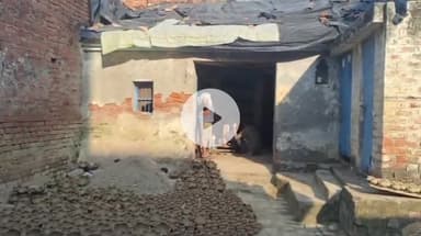 गाज़ीपुर: चाइना की झालर की चमक में फीकी पड़ रही कुम्हारों के दीयों की रोशनी, मिट्टी कलाकार बोले- मिट्टी महंगी, मेहनताना सस्ता