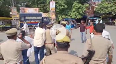 गाज़ीपुर: कांग्रेसियों ने आरएसएस के खिलाफ खोला मोर्चा, जिला मुख्यालय पर जबरदस्त प्रदर्शन, 5 नेताओं को लिया गया हिरासत में