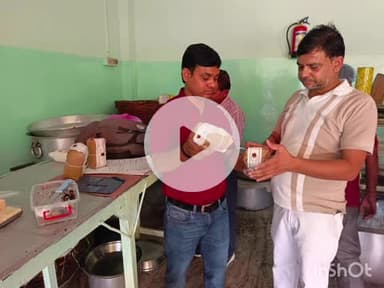 औरैया: दीपावली पर मिलावटी खाद्य पदार्थों पर कड़ी नजर, औरैया में खाद्य विभाग ने 100 लीटर तेल सीज किया, 35 किलो मिठाई नष्ट