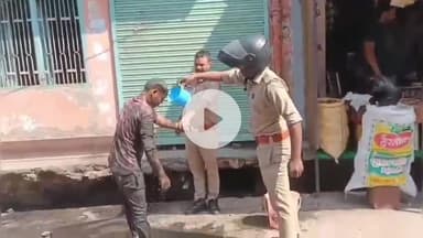 शाहबाद: दिलेर गंज के नाले में पड़े शराबी को सिपाहियों ने निकाला, नहलाकर पता पूछकर उसके घर भिजवाया