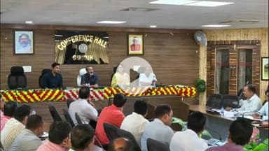 गिरिडीह: समाहरणालय में उपायुक्त ने मनरेगा व आवास योजनाओं की समीक्षा कर अधिकारियों को दिए निर्देश