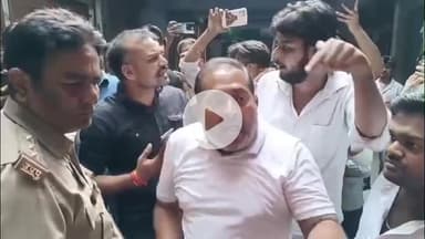 मुज़फ्फरनगर: दाल मंडी में हंगामा, गोदामों से पटाखे ले जाते ही व्यापारी भड़के, पुलिस पर चोरी का आरोप, बाजार बंद