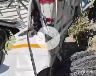 चकराता: कोटी इच्छाड़ी डैम के पास पलटा छोटा हाथी, दो लोग हुए घायल