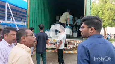 मुंगेर: इंडोर स्टेडियम स्थित EVM वेयर हाउस में निर्वाचन पदाधिकारी ने EVM तारापुर आरओ को सौंपा