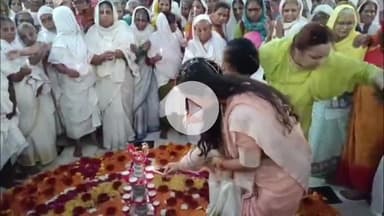 मथुरा: वृंदावन में विधवाओं संग मनाई जा रही अनोखी दीपावली, रौशन हुए उनके जीवन के दीप