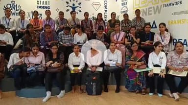 मथुरा: शहर के बीएसए रोड स्थित SDT इंस्टिट्यूट पर रोजगार मेले का आयोजन, 320 लोगों को मिला रोजगार