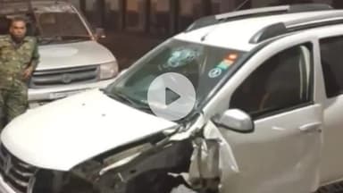 कांके: राजभवन के पास बिजली के खंभे से टकराई कार, कार क्षतिग्रस्त, कार सवार घायल