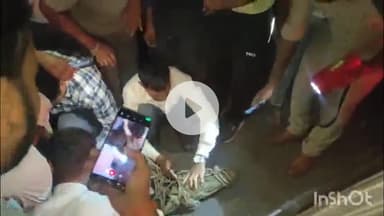 हरदोई: कुंवरपुर बघेला गांव में सड़क पर निकला मगरमच्छ, ग्रामीणों ने युवक के कंधे पर लादकर ले गया, वीडियो वायरल