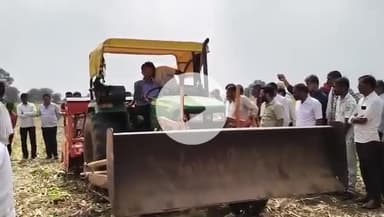 #अशोकनगर कलेक्टर आदित्य सिंह ने खेत में चलाया ट्रेक्टर   @