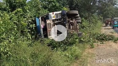 शिकारीपाड़ा: शिकारीपाड़ा के चायपानी के पास ट्रक और टेलर की टक्कर, गिट्टी लदा हाइवा भी पलटा