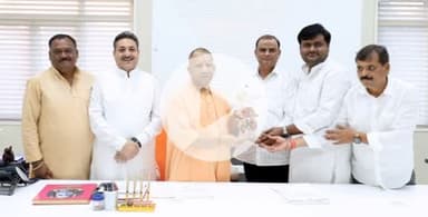 उत्तर प्रदेश के लोकप्रिय यशस्वी मा. मुख्यमंत्री परम पूज्य आदरणीय श्री योगी आदित्यनाथ जी महाराज से कल सायं में श्री उदय प्रताप सिंह जी के साथ शिष्टाचार भेंट की।