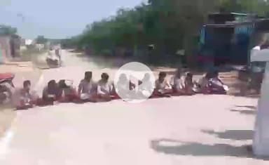 మల్దకల్: ఆలూరు జిల్లా పరిషత్ ఉన్నత పాఠశాలలో త్రాగునిటీ కోసం రహదారిపై బైఠాయించి నిరసన తెలిపిన విద్యార్థులు