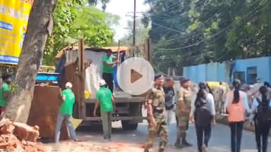 कांके: सर्जना चौक से मिशन चौक तक रांची नगर निगम और ट्रैफिक पुलिस ने अतिक्रमण हटाओ अभियान चलाया