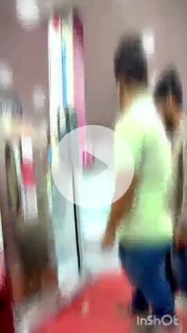 मुंगेर: गुलजार पोखर स्थित हरि इलेक्ट्रिक में बुकिंग और खरीदारी के लिए उमड़ी ग्राहकों की भीड़