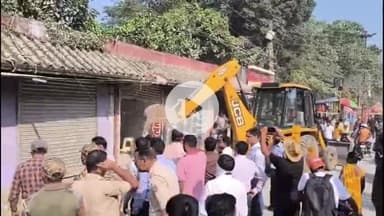 गिरिडीह: गिरिडीह शहर के अंबेडकर चौक के पास नगर निगम की दुकानों को खाली कराने के दौरान भारी हंगामा