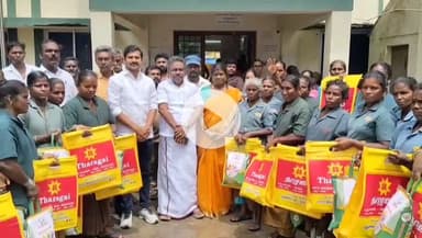 இலுப்பூர்: அன்னவாசல் பேரூராட்சியில் பணியாற்றும் தூய்மை பணியாளர்களுக்கு பேரூராட்சி அலுவலகத்தில் திமுக சார்பாக நலத்திட்ட உதவிகள் வழங்கப்பட்டது