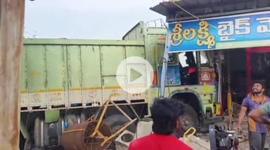 నాగారం: నాగారం మండల కేంద్రంలో షాపులోకి దూసుకెళ్లిన లారీ