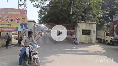 हरदोई: गल्ला मंडी में सड़कों पर फैला धान व मक्का, एक गेट बंद, गल्ला उठान न होने से हालत बिगड़ी