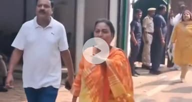 पटना ग्रामीण: पूर्व बाहुबली विधायक मुन्ना शुक्ला की बेटी पहले फूट-फूट कर रोई, अब राजद से मिला टिकट