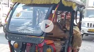 हरदोई: कोतवाली शहर क्षेत्र के सांडी मार्ग पर ई-रिक्शा में भारी मात्रा में नकली खोया छोड़कर चालक फरार, वीडियो हुआ वायरल