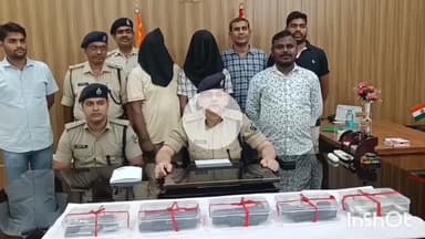 मुंगेर: पुलिस ने गुप्त सूचना पर बेड के नीचे से सात पिस्टल और कैश के साथ दो तस्करों को किया गिरफ्तार