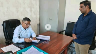 गिरिडीह: डीसी ऑफिस में जिला नजारत उप समाहर्ता आशुतोष ठाकुर ने लगाया जनता दरबार, सामाजिक समस्याओं पर हुई सुनवाई