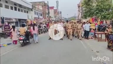 हरदोई: धनतेरस और दीपावली के पर्व को लेकर डीएम और एसपी ने पुलिस बल के साथ शहर की बाजारों में की पैदल गश्त