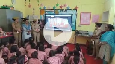 सिराथू: घोसियाना और कंथुआ के प्राइमरी स्कूल की बच्चियों को पुलिस ने शॉर्ट फिल्म दिखाकर साइबर अपराध के बारे में किया जागरूक