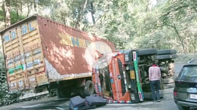 देहरादून: मोहण्ड के जंगल में ट्रक पलटने से घंटों ठप रहा ट्रैफिक, करोड़ों की लागत से बना एलीवेटेड रोड बना शो-पीस