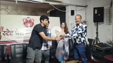 राऊ: इंदौर में फिल्म ''राजू बाजे वाला'' की टीम ने प्रेस क्लब में पत्रकारों से की मुलाकात, फिल्म की जानकारी दी