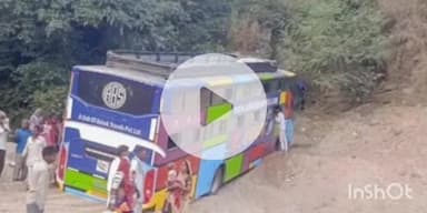 देसूरी: देसूरी में चारभुजा से आ रही प्राइवेट बस के ब्रेक फेल, चालक की सूझबूझ से गहरी खाई में गिरने से टला बड़ा हादसा