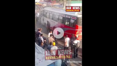 हमीरपुर: चलती बस में लगी आग, सवारों से भरी थीधुआं उठा तो मच गई अफरा तफरी.#viral #hamirpur #Sujanpur