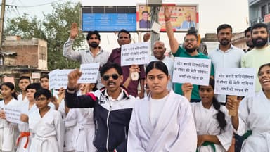 69 राज्य स्तरीय स्कूल गेम कराटे प्रतियोगिता में झुंझुनू दो एवं रेफरी के द्वारा सरासर चीटिंग कर गलत डिसीजन करके बच्चों को झुंझुनू के बच्चों को आगे बढ़ाया