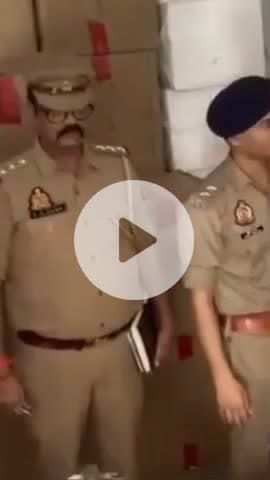 कानपुर: मेस्टन रोड में विस्फोट के बाद एक मकान में छापेमारी के दौरान पुलिस ने डेढ़ सौ कुंतल पटाखा किया बरामद
