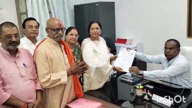 सासाराम: सासाराम में नामांकन के छठे दिन राष्ट्रीय लोक मोर्चा की स्नेहलता कुशवाहा ने किया नामांकन