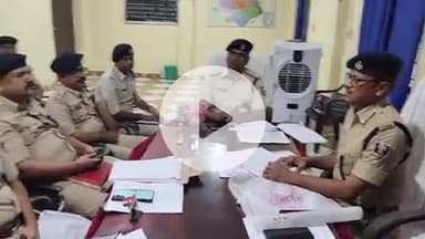 झाझा: चुनाव को लेकर जमुई एसपी ने झाझा के एसडीपीओ कार्यालय में की समीक्षा बैठक, थानाध्यक्ष को दिए आवश्यक दिशा-निर्देश