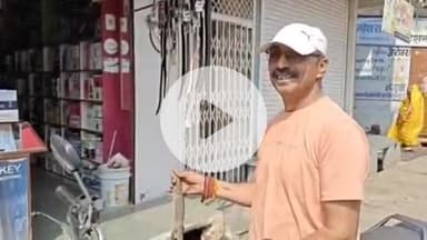 झालरापाटन: झालरापाटन में घर में घुसा गोयरा, समाजसेवी अनिल कसेरा ने उसे सुरक्षित जंगल में छोड़ा