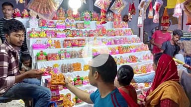 जौनपुर: धनतेरस पर किराना, बर्तन और आभूषणों की दुकानों पर रही भीड़