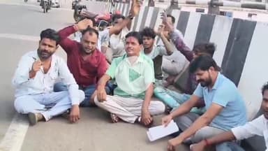 बीना: खुरई रोड स्थित ओवर ब्रिज पर युवाओं का प्रदर्शन, शहर में दुर्घटना रोकने हेतु भारी वाहनों का आवागमन बंद करने की मांग