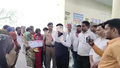 मड़ियाहू: असवा गांव के दस मुसहर परिवारों को डीएम ने आवासीय पट्टे का प्रमाण पत्र वितरित किया