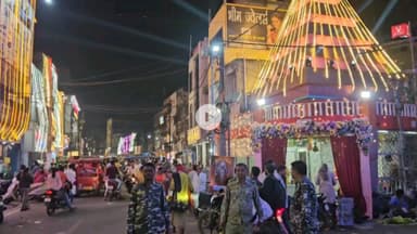 गिरिडीह: धनतेरस पर भीड़ को लेकर पुलिस प्रशासन मुस्तैद, वरीय पुलिस अधिकारी और ट्रैफिक इंस्पेक्टर ने किया निरीक्षण