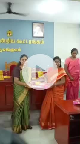 ஆலங்குளம்: ஆலங்குளம் ஒன்றியத்தில் ஒன்றிய குழு உறுப்பினர்கள் மற்றும் பணியாளர்களுக்கு தீபாவளி பரிசு பொருட்கள் வழங்கப்பட்டன