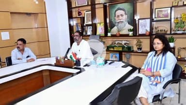 कांके: कांके रोड स्थित सीएम आवास में सीएम ने वीसी के ज़रिए लातेहार में प्रस्तावित टाइगर सफारी प्रोजेक्ट का प्रेजेंटेशन देखा