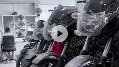 मुंगेर: धनतेरस पर मुंगेर के हरि बजाज बाइक शोरूम में उमड़ी ग्राहकों की भीड़, बाइक खरीदने पर ₹20000 का उपहार