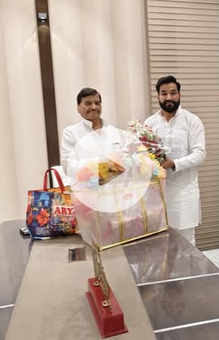 दीपावली के शुभ अवसर पर अपने सभी छोटे-बड़े मित्र गणों के साथ आदरणीय चाचा श्री शिवपाल सिंह यादव जी के आवास पर मुलाकात की और दीपावली की बधाई और शुभकामनाएं दी।
Lakhan Pratap Lakhpat Singh #136_ददरौल_विधानसभा_शाहजहांपुर