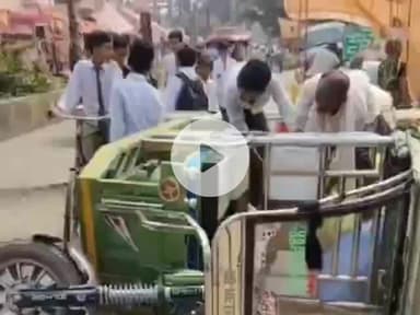 धनौरा: गजरौला शहर में तेज रफ्तार ई-रिक्शा अनियंत्रित होकर पलटी, तीन लोग हुए घायल