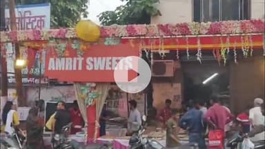 प्रतापगढ़: शहर के अंबेडकर चौराहे समेत जिले में छोटी दीवाली पर खरीदारों की भीड़ लगी