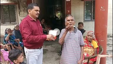 गिरिडीह: स्नेह दीप वृद्धा आश्रम में दीपावली पर राष्ट्रीय बेरोजगार मोर्चा के अध्यक्ष ने बुजुर्गों को मिठाई बांटी